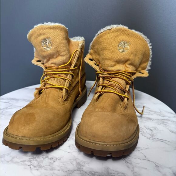 ❌SOLD❌ Timberland Tan Fold-Over Tongue Boots - Picture 4 of 10